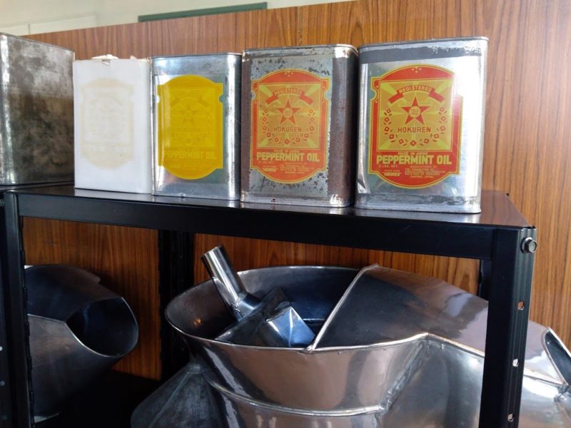 展示されたハッカ油の缶の画像です