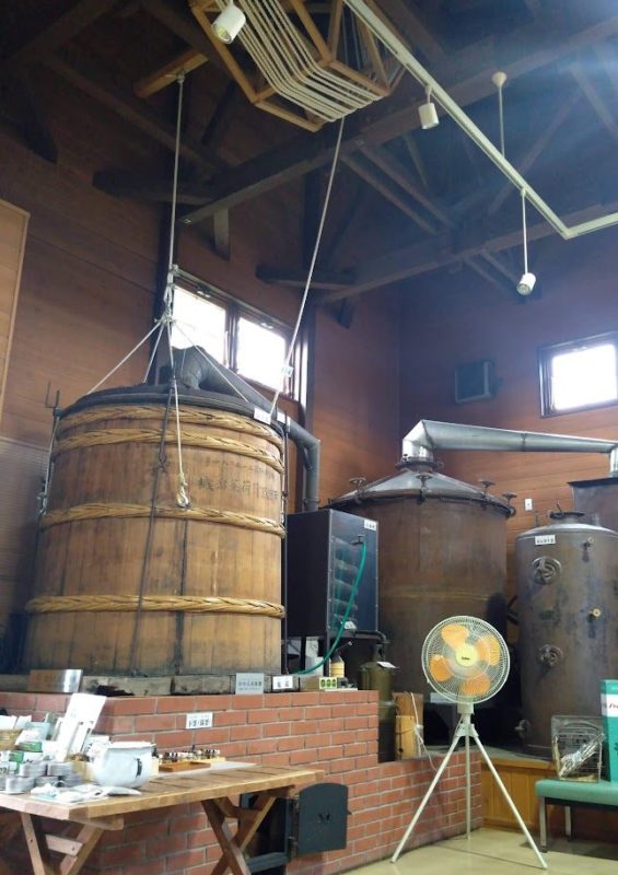 蒸溜機や道具などの展示の画像です