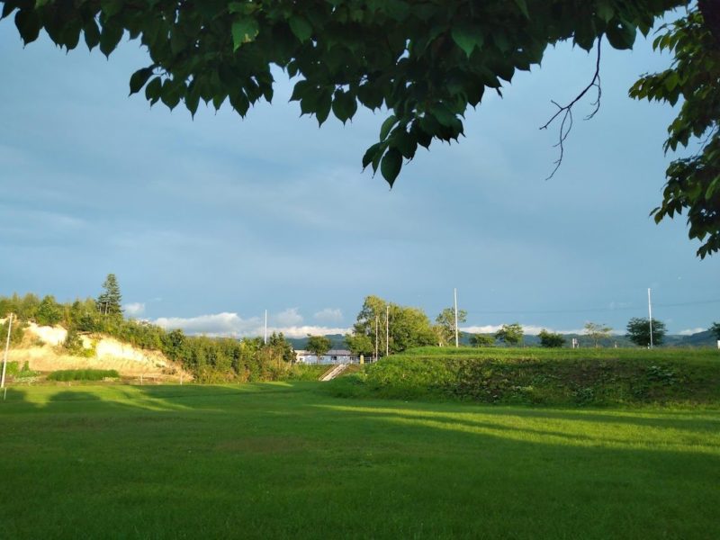 雨上がりのカーリングホール付近の画像です