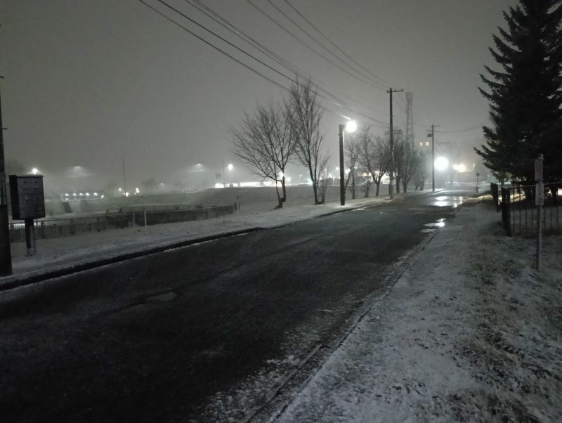 １８時近く雪の中の北見カーリングホール付近の画像です
