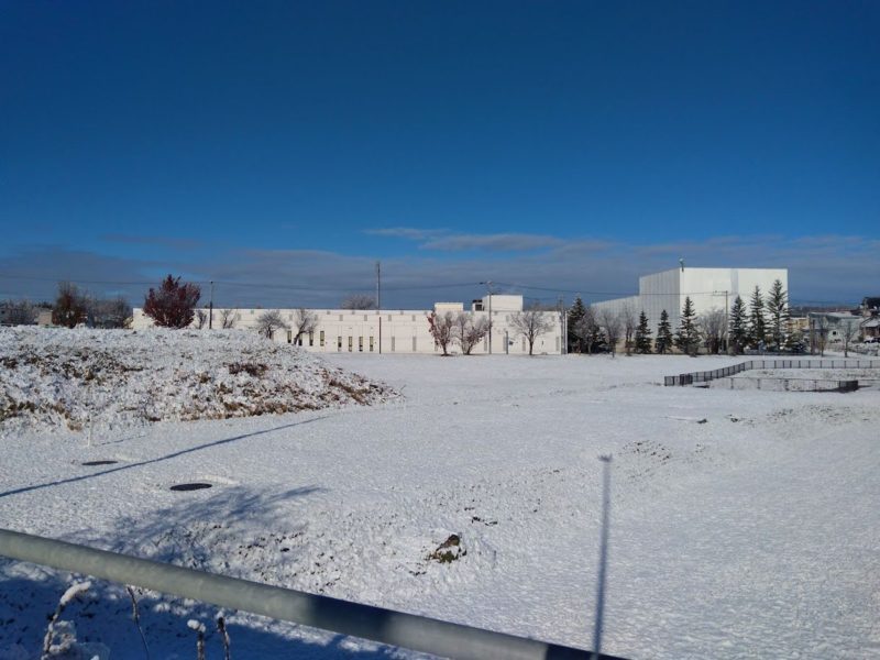 昨年１１/８の雪が積もった北見カーリングホール付近の画像です