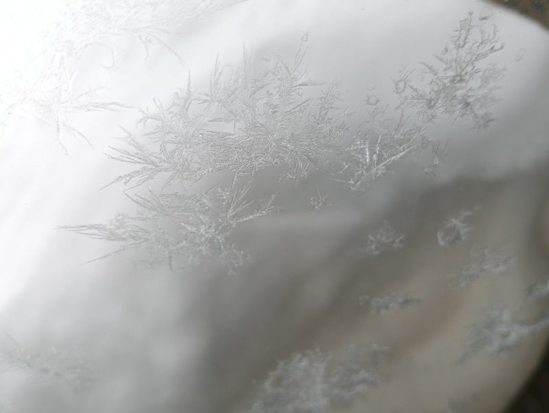 玄関のガラスに付いた窓霜の画像です