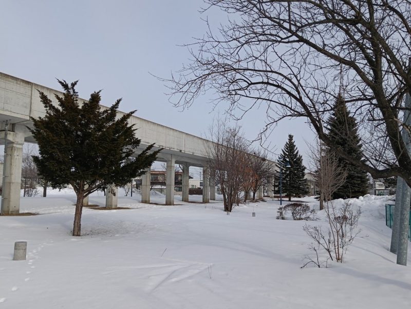 JR柏陽駅付近高架下の画像です