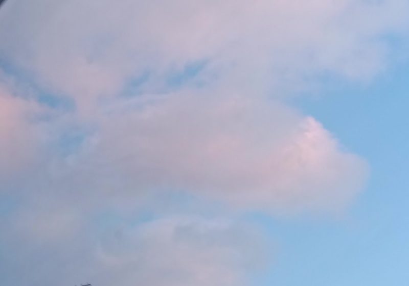 夕方の青い空にピンク色の雲の画像です