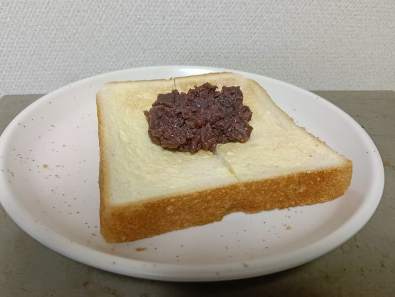 先日作った粒あんをのせたトーストの画像です