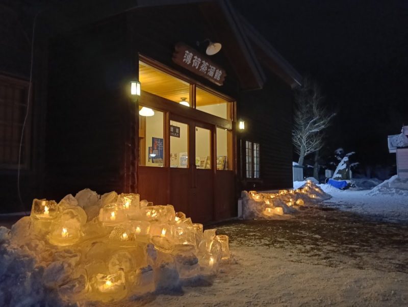 アイスキャンドルに灯される薄荷蒸溜館の画像です