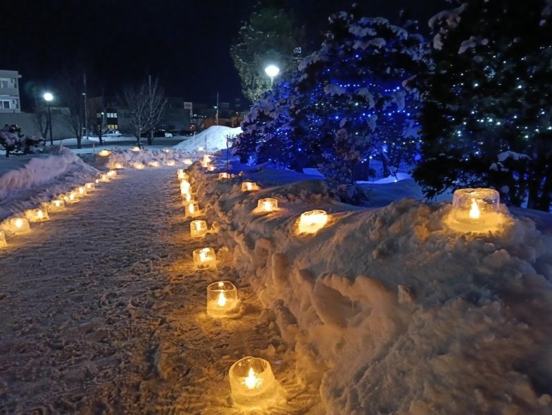 アイスキャンドルが並ぶ遊歩道の画像です