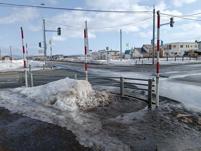 柏陽高校付近の雪が溶けた道路の画像です