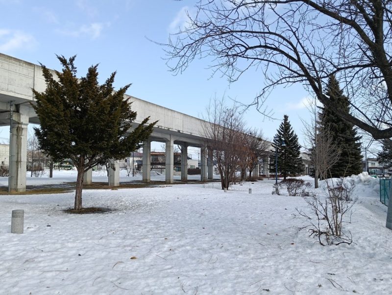 かなり積雪が少なくなった柏陽駅付近高架下の画像です