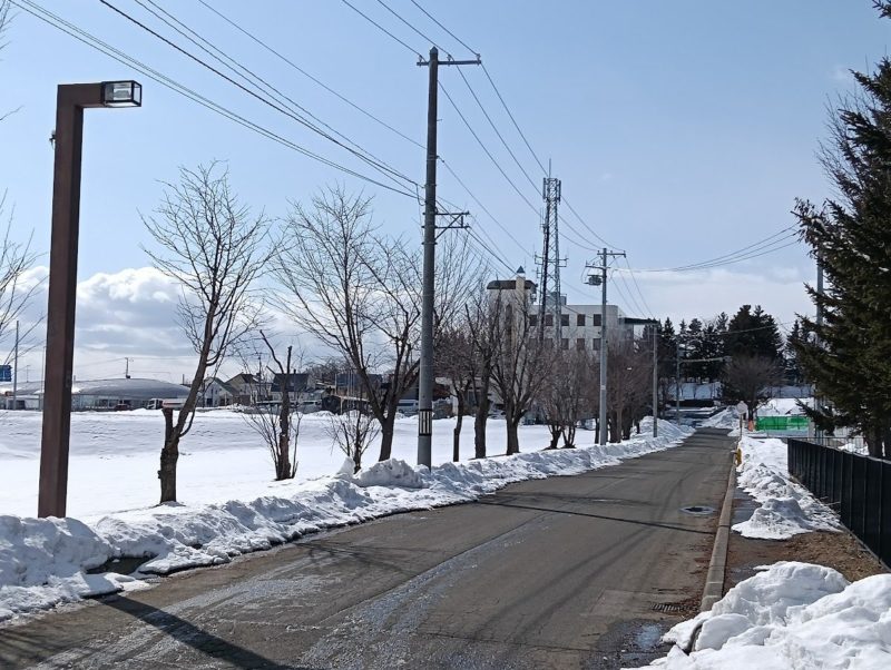３月９日のカーリングホール付近の画像です車道の雪が溶けてなくなっています